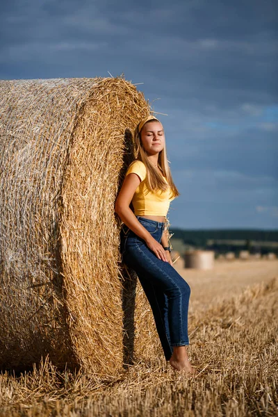 Una Joven Rubia Hermosa Para Campo Trigo Cortado Cerca Enorme — Foto de Stock