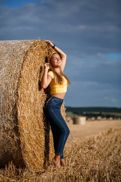 Una Joven Rubia Hermosa Para Campo Trigo Cortado Cerca Enorme — Foto de Stock