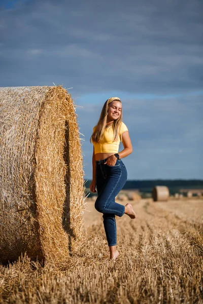 Una Joven Rubia Hermosa Para Campo Trigo Cortado Cerca Enorme — Foto de Stock