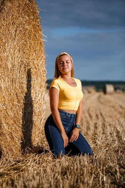 Una Joven Rubia Hermosa Para Campo Trigo Cortado Cerca Enorme — Foto de Stock