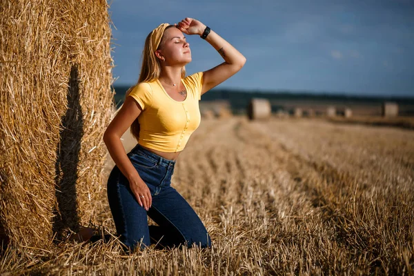 Young Beautiful Blonde Stands Mown Wheat Field Huge Sheaf Hay — Stock Photo, Image