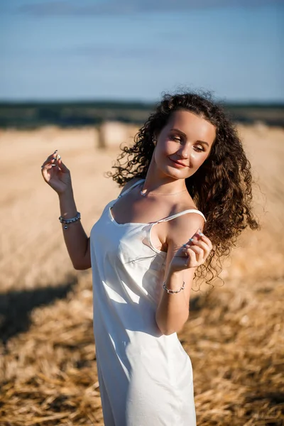 Buğday Tarlasında Genç Kıvırcık Bir Kadının Portresi Buğdayın Biçildiği Desenlerin — Stok fotoğraf