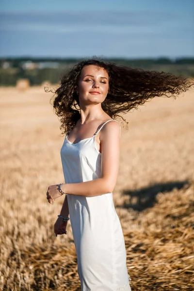 Buğday Tarlasında Genç Kıvırcık Bir Kadının Portresi Buğdayın Biçildiği Desenlerin — Stok fotoğraf