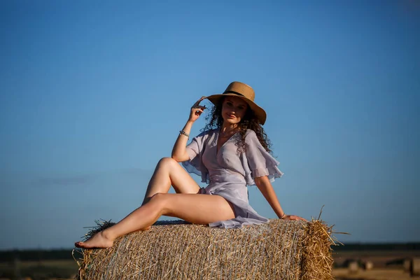 Une Belle Jeune Femme Coiffée Chapeau Une Robe Été Est — Photo