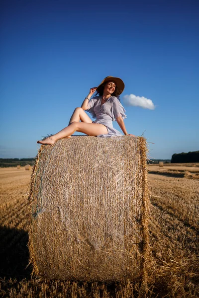 Beautiful Young Woman Hat Summer Dress Sits Sheaf Hay Field — Stock Photo, Image