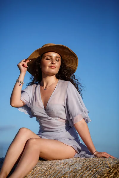 모자를 여름옷을 아름다운 여자가 시골의 — 스톡 사진