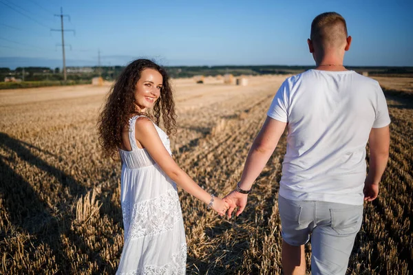 Femeie Atrăgătoare Care Pozează Câmpurile Grâu Cosit Sătuc Sat Hay — Fotografie, imagine de stoc