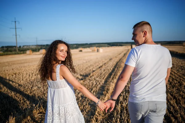 Donna Attraente Posa Nei Campi Grano Falciato Con Covone Nel — Foto Stock