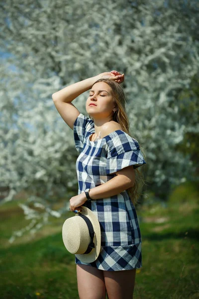 Belle Fille Dans Une Robe Marche Dans Forêt Printemps Les — Photo