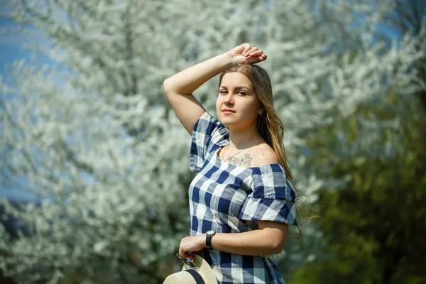 Menina Bonita Vestido Andando Floresta Primavera Onde Árvores Florescem — Fotografia de Stock