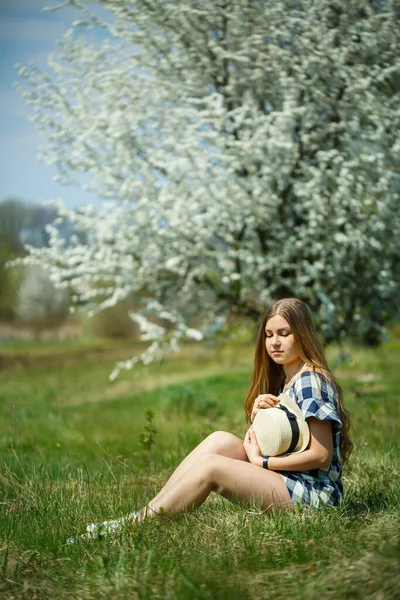 Hermosa Chica Vestido Caminando Bosque Primavera Donde Florecen Los Árboles —  Fotos de Stock