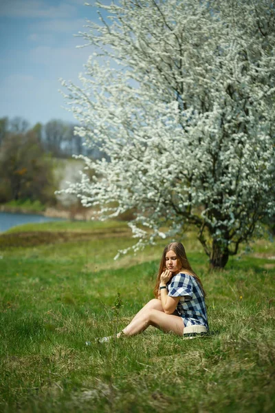 Bella Ragazza Vestito Piedi Nella Foresta Primaverile Dove Gli Alberi — Foto Stock