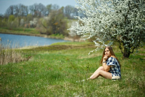 Vacker Flicka Klänning Promenader Vårskogen Där Träden Blommar — Stockfoto