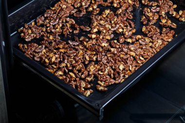 Kavrulmuş ceviz. Fındıklar beynin çalışmasına yardımcı olur. Yorgun yemek, sağlıklı fındık. Süper yemek, vejetaryen, vejetaryen gıda konsepti. Ceviz desenli makro, seçici odaklanma. Sağlıklı çerez