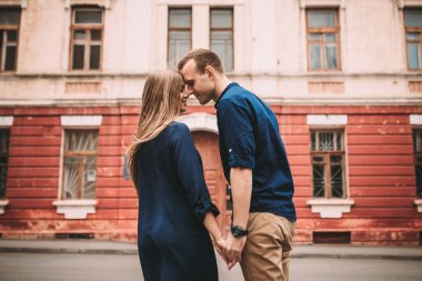 Mutlu genç çift. Güçlü duyguları olan mutlu bir aile kavramı. Aşık gençler.