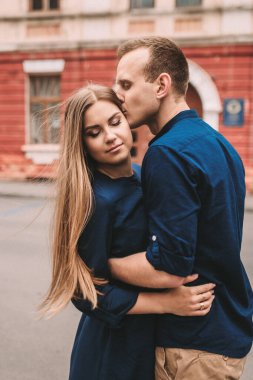 Mutlu genç çift. Güçlü duyguları olan mutlu bir aile kavramı. Aşık gençler.