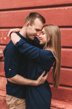 Mutlu genç çift. Güçlü duyguları olan mutlu bir aile kavramı. Aşık gençler.