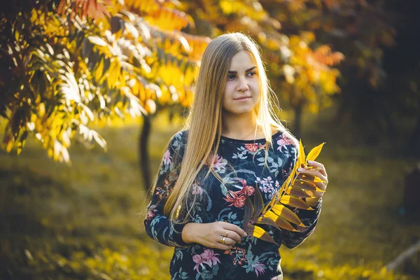 Frau Langhaarige Blondine Einer Gasse Mit Bäumen Mit Roten Blättern — Stockfoto