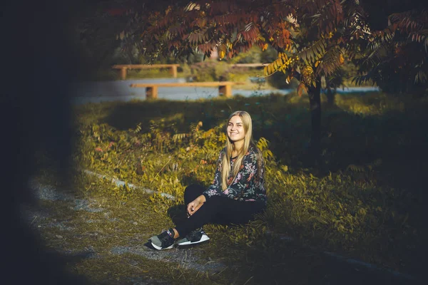 Woman Girl Long Haired Blonde Forest Trees Red Leaves She — Stock Photo, Image