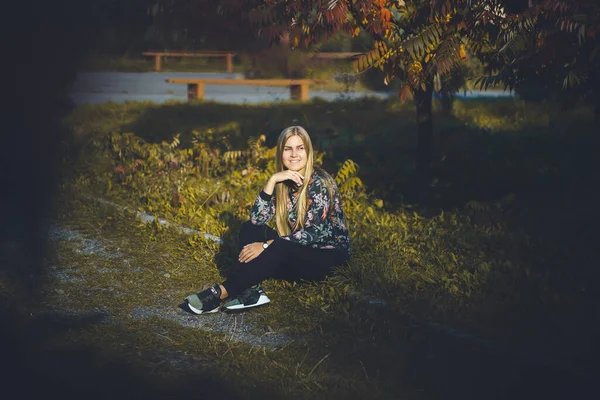 Frau Langhaarige Blondine Einem Wald Mit Bäumen Mit Roten Blättern — Stockfoto