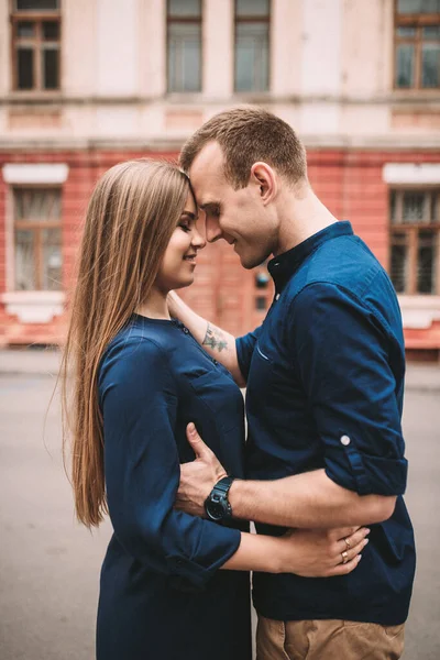 Feliz Pareja Joven Concepto Una Familia Feliz Con Sentimientos Fuertes — Foto de Stock