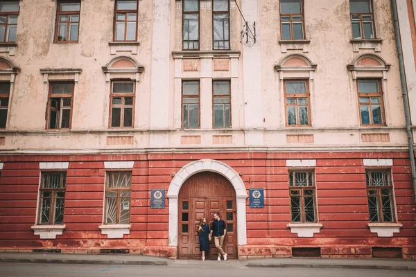 Happy Beautiful Young Couple Background Red Old Doors Happy Family — Stock Photo, Image