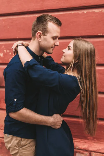 Jovem Casal Feliz Conceito Uma Família Feliz Com Sentimentos Fortes — Fotografia de Stock