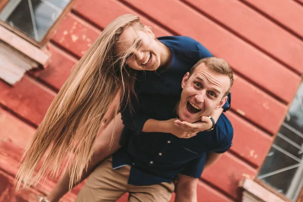 Happy State Young Couple Background Red Wall Girl Jumped Guy — Stock Photo, Image