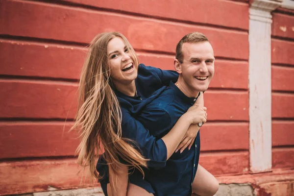 État Heureux Jeune Couple Sur Fond Mur Rouge Fille Sauté — Photo