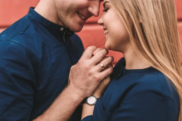 Young Couple Love Background Red Wall Happy Married Couple Walk — Stock Photo, Image