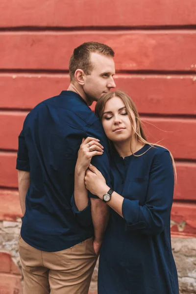 Šťastná Mladá Rodina Pozadí Červené Zdi Mladá Žena Položila Hlavu — Stock fotografie