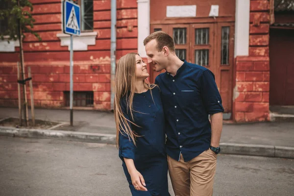 Lykkelig Par Som Går Fotgjengerfeltet Byen – stockfoto