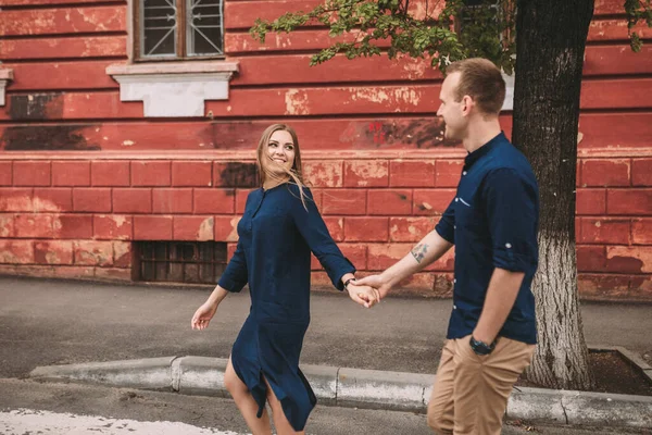 Pareja Feliz Caminando Paso Peatones Ciudad —  Fotos de Stock