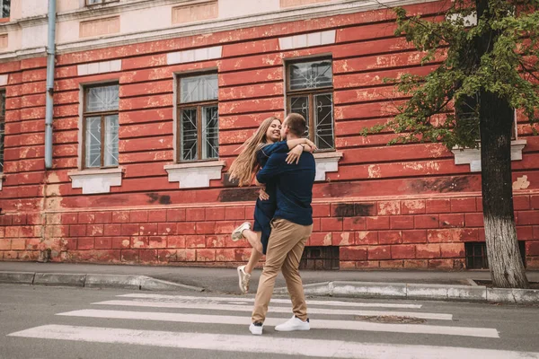 Happy Couple Walking Crosswalk City — Stock Photo, Image