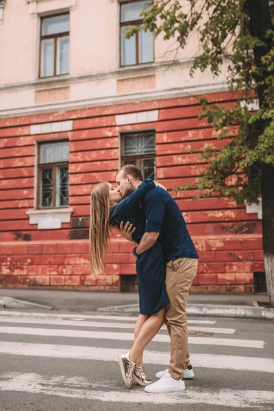 Pareja Feliz Caminando Paso Peatones Ciudad — Foto de Stock