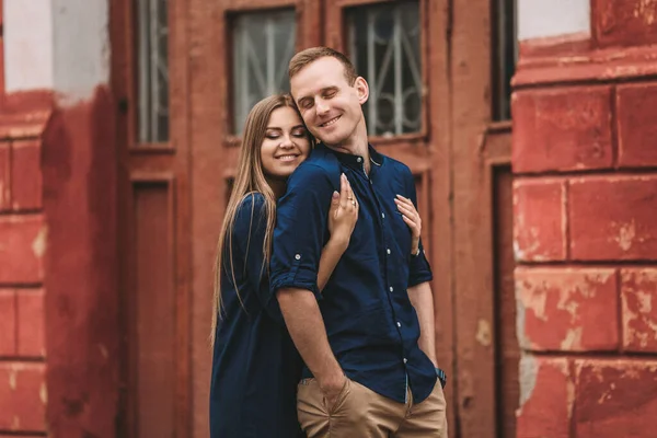 Pareja Feliz Abrazándose Sonriendo Retrato Chico Una Chica Con Una —  Fotos de Stock