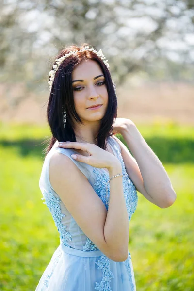 Portrait Une Fille Dans Une Robe Longue Bleu Clair Été — Photo