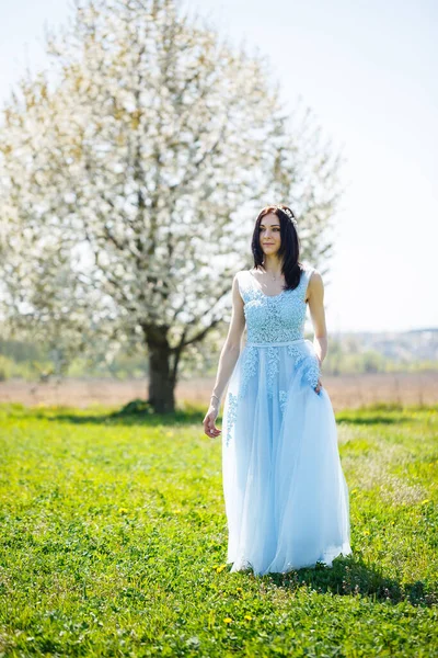 Retrato Una Niña Vestido Largo Azul Veraniego Ligero Adornado Con — Foto de Stock