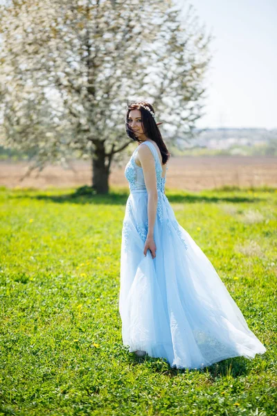 Retrato Uma Menina Verão Luz Azul Vestido Longo Adornado Seu — Fotografia de Stock
