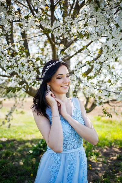 Giovane Donna Con Bel Make Con Cerchio Vintage Abito Blu — Foto Stock