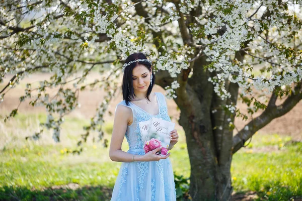 Mujer Joven Vestido Largo Azul Sostiene Planeador Boda Sus Manos — Foto de Stock