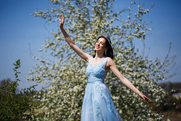 Giovane Donna Con Bel Make Con Cerchio Vintage Abito Blu — Foto Stock