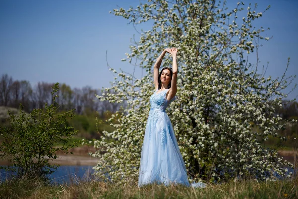 Retrato Una Tierna Chica Vestido Largo Azul Con Tul Bajo — Foto de Stock