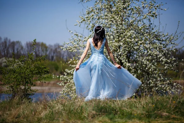 Porträt Eines Zarten Mädchens Einem Blauen Langen Kleid Mit Tüll — Stockfoto