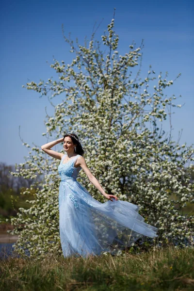 Ritratto Una Tenera Ragazza Abito Lungo Blu Sotto Albero Fiore — Foto Stock