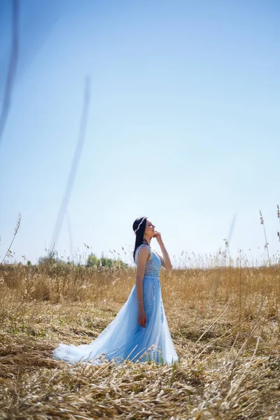 Portrait Une Fille Tendre Dans Une Robe Longue Bleue Pois — Photo