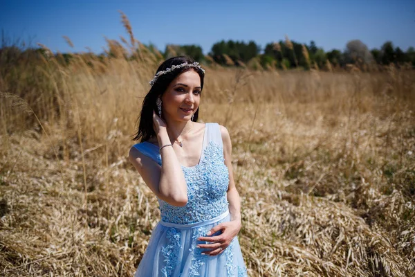 在一个阳光灿烂温暖的夏日 一个穿着蓝色长裙 身穿干豌豆 脸上挂着微笑的少女的画像 — 图库照片
