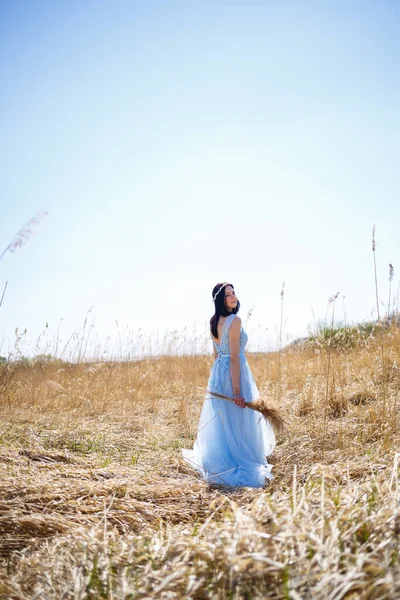Mulher Vestido Azul Comprido Nos Juncos Retrato Moda Com Flores — Fotografia de Stock