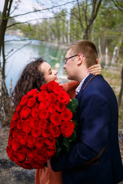 Романтична Зустріч Молодих Людей Молода Жінка Погодилася Одружитися Чоловіком Хлопець — стокове фото