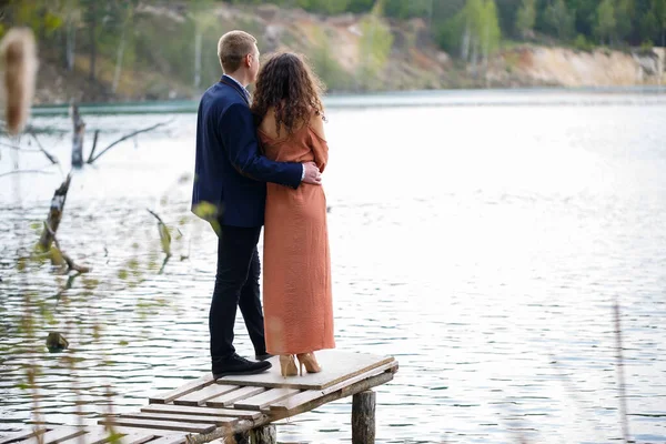 Ett Ungt Par Som Håller Hand Träbro Mitt Blå Sjö — Stockfoto